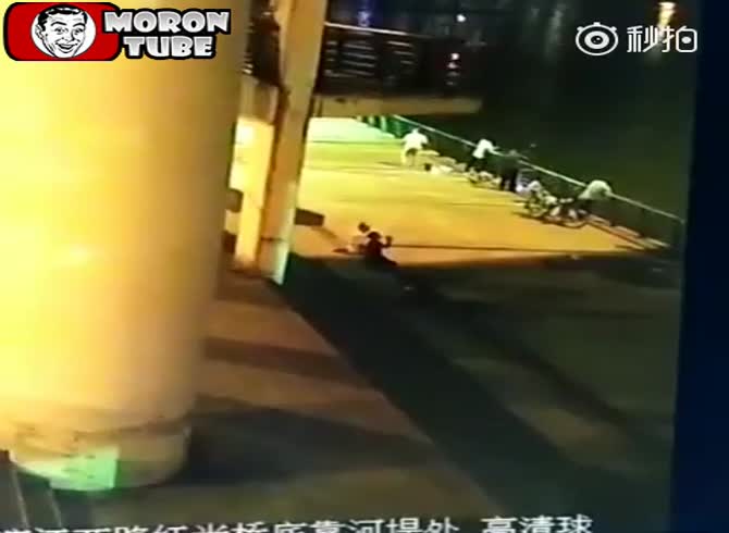 Video :A guy throws himself from a building in a brief, violent video (public informed)